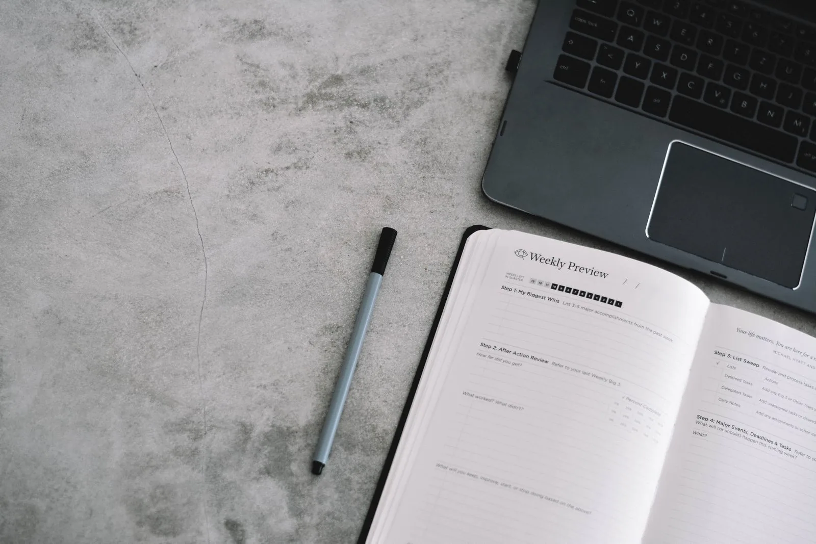 Portátil y agenda para preparar una auditoría web