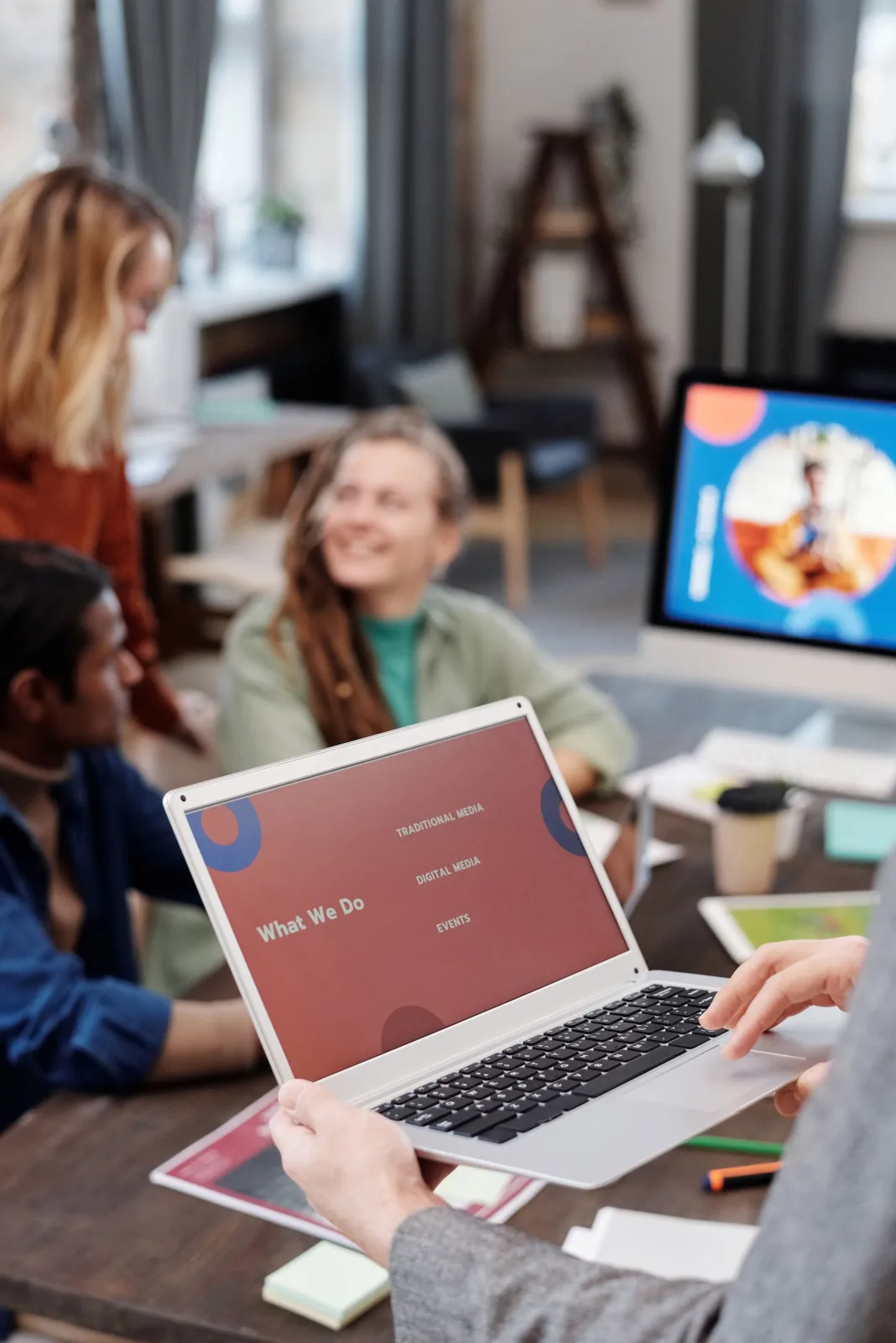 Equipo revisando una propuesta de rediseño web